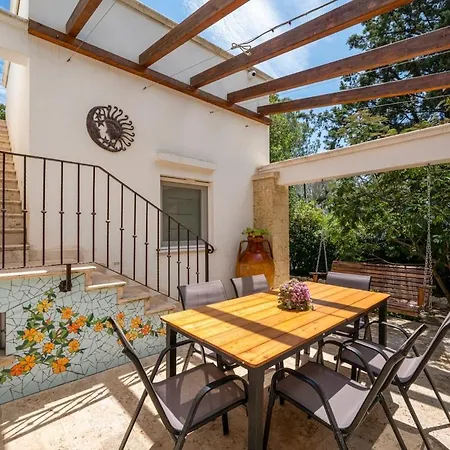 Casa Serena With Pine Grove, Jacuzzi & Bbq *