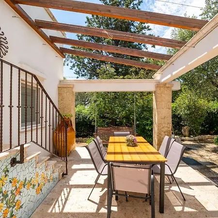 Casa Serena With Pine Grove, Jacuzzi & Bbq Villa *